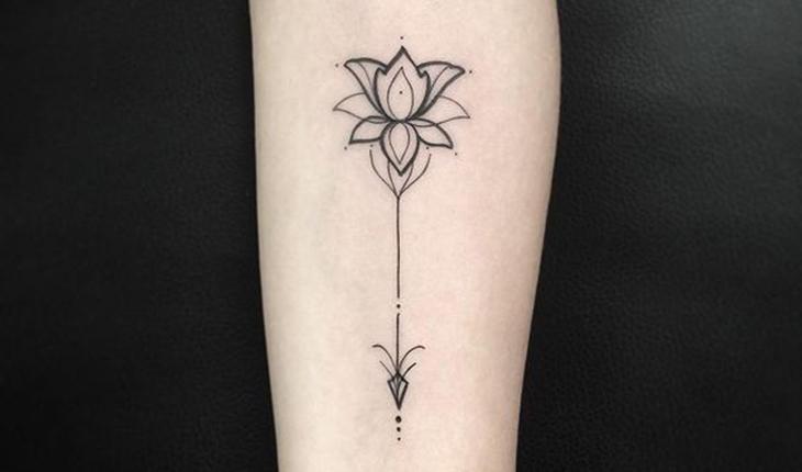 tatuagem de uma flor de lótus combinada com uma flecha