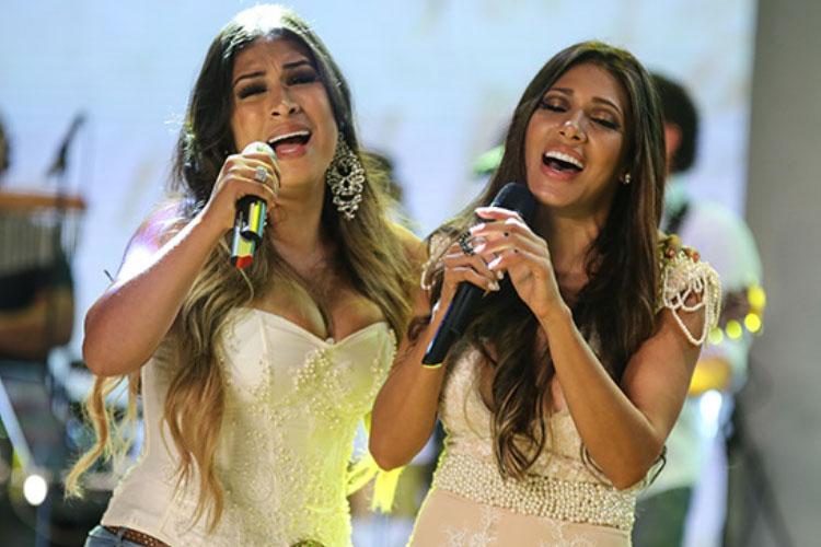 foto da dupla sertaneja Simone e Simaria cantando em show