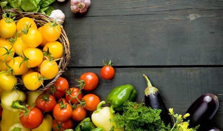 Frutas e legumes em cesta e na mesa