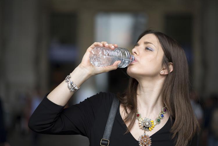 mulher bebendo água 