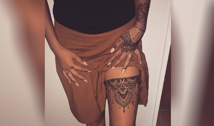 tatuagem henna estilo indiano ao redor da coxa e na mão