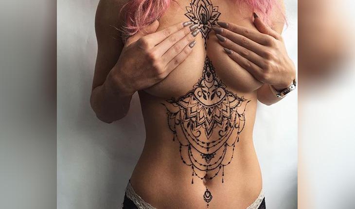 tatuagem henna estilo indiano no meio do peito e abaixo dos seios, cobrindo toda extensão da barriga