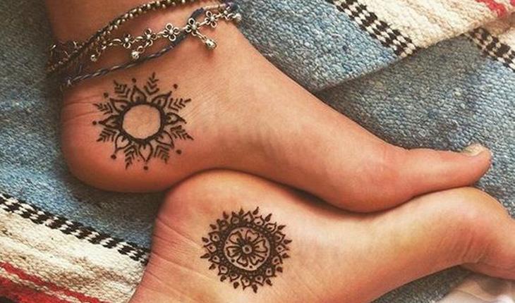 tatuagem henna estilo indiano nos pés com desenho de mandalas