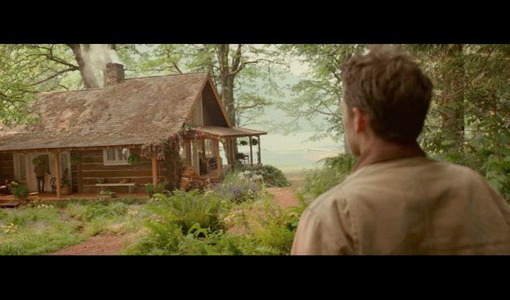 Cena do filme A cabana em que o rapaz vê o lugar em que a filha foi morta