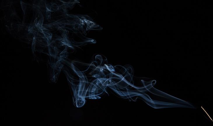 fumaça de um incenso com fundo preto