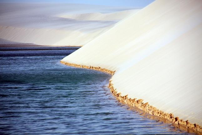 Imagem de uma lagoa e uma duna dos lençóis maranhenses