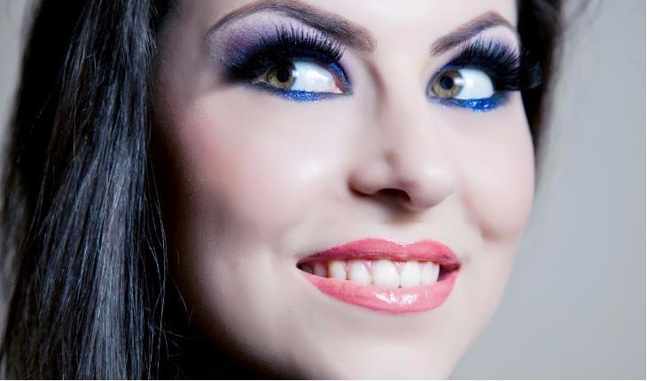 Mulher, sorrindo, maquiagem azul
