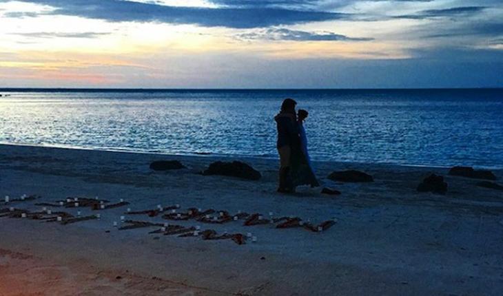 foto do casal se abraçando na beira do mar, com a frase 