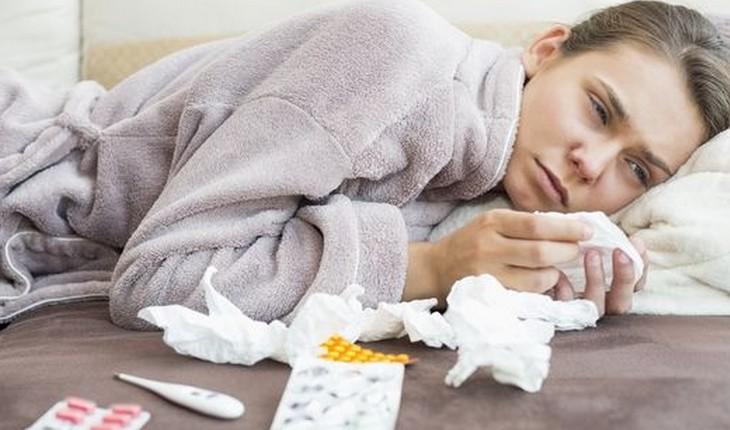 Mulher com gripe e febre