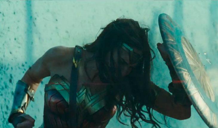 Mulher-Maravilha se protege com o escudo em cena do filme