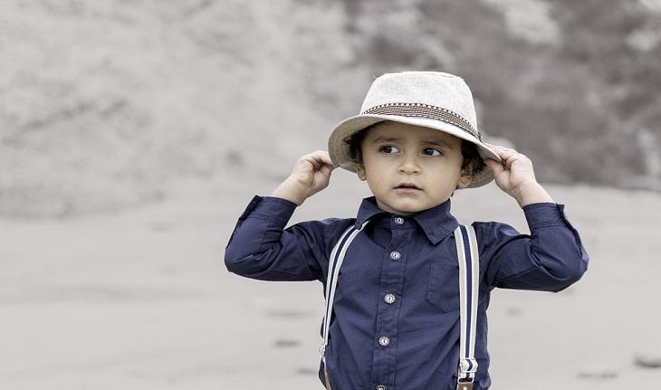 nomes italianos: imagem de um garoto usando camisa social com suspensório e chapéu branco.