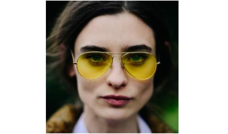óculos amarelo transparente