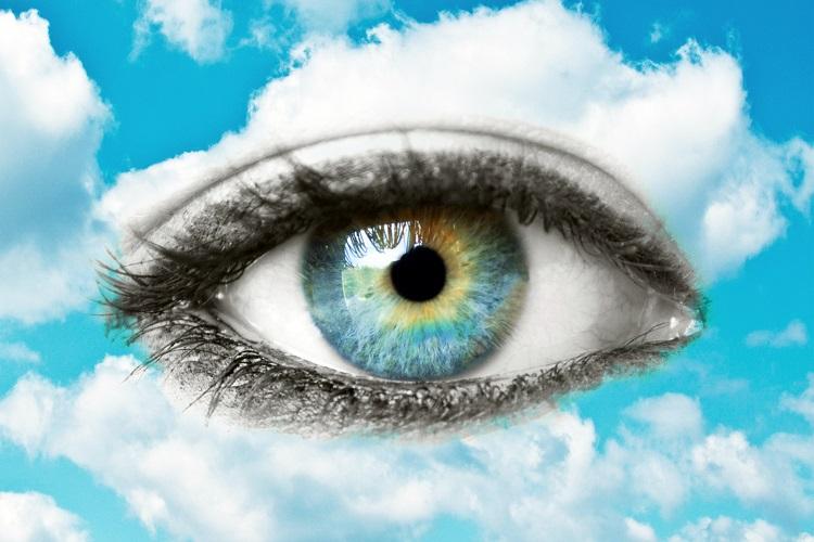 A foto mostra um olho azul flutuando no céu, uma referência ao ponto de equilíbrio atingido com o Nirvana