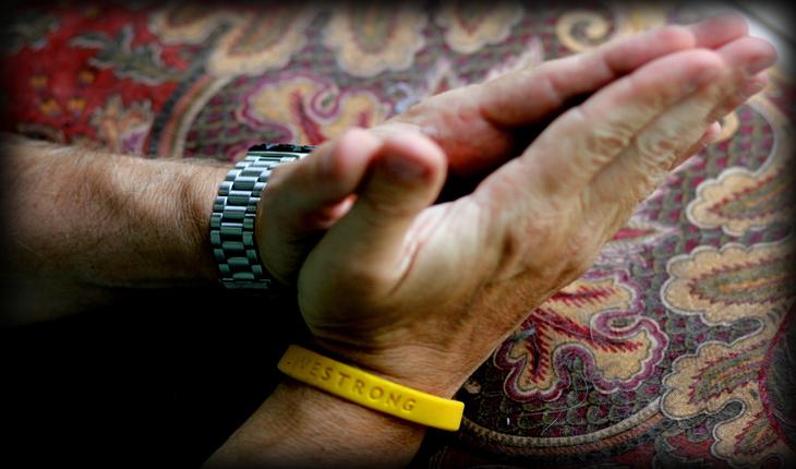 Imagem de duas mãos em posição juntas de oração, sobre uma superfície. Orações de proteção