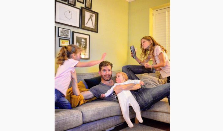 pai de 4 filhas brigando no sofá instagram