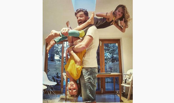 pai de 4 filhas brincando com as filhas mais velhas instagram