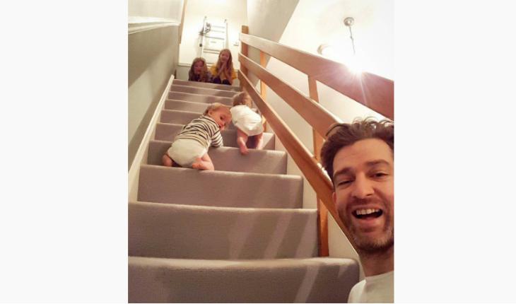 pai de 4 filhas brincando na escada instagram