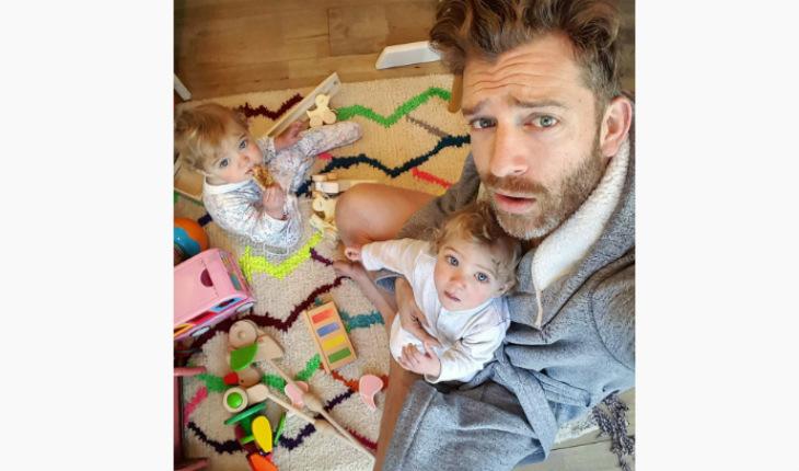 pai de 4 filhas brincando no tapete instagram