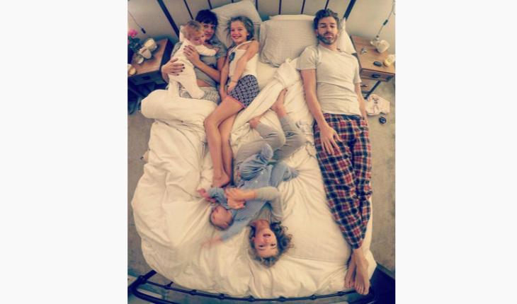 pai de 4 filhas deitados na cama juntos instagram