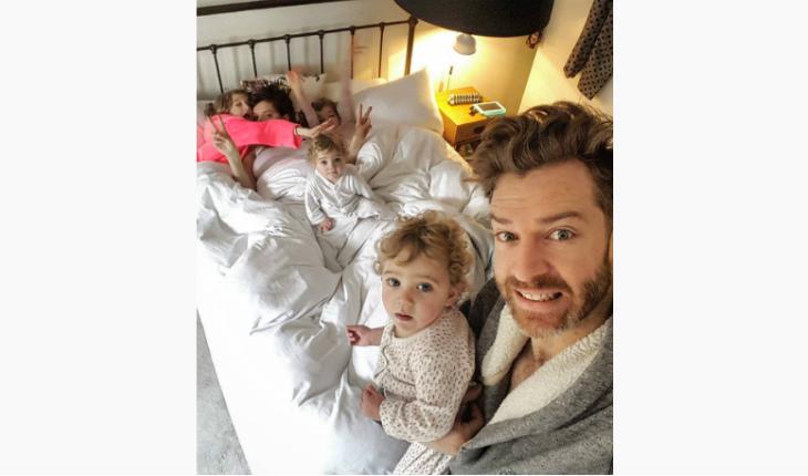 pai de 4 filhas deitados na cama instagram