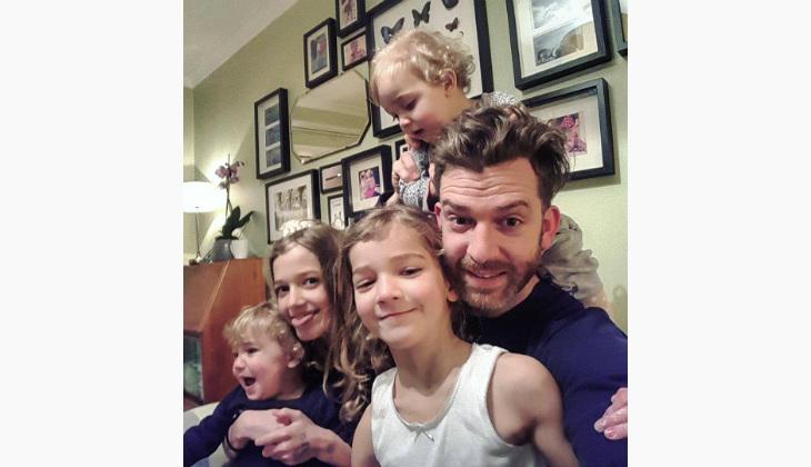 pai de 4 filhas quatro filhas no sofá instagram