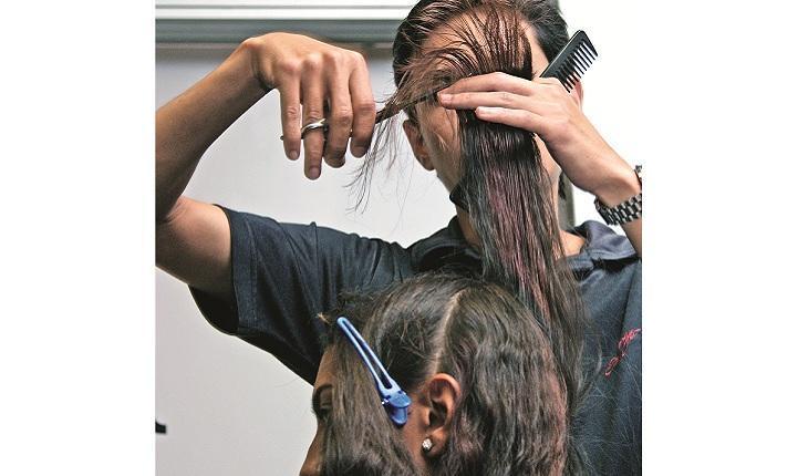 cabeleireiro cortando cabelo de uma mulher