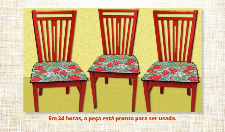 Na foto há três cadeiras de madeira da cor vermelha com o assento de tecido de chita colorido. O fundo da foto é amarelo. Abaixo, da foto está escrito o passo 6 de como renovar a cadeira: em 24 horas, a peça está pronta para ser usada.