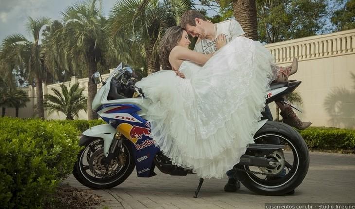 noivos se beijando em cima de uma moto