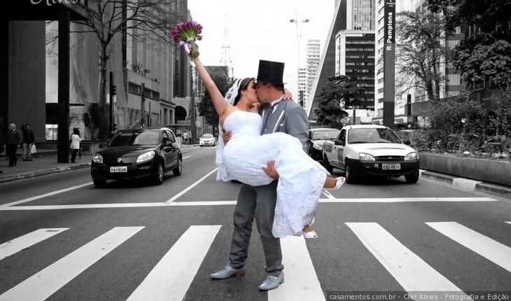 noivos se beijando na avenida paulista