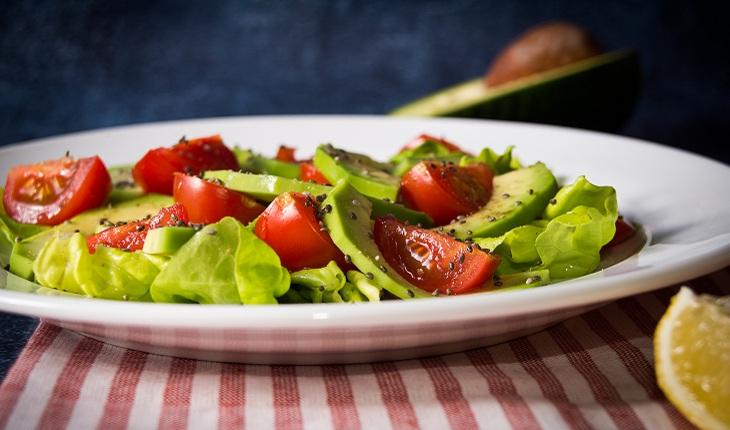 salada verde com tomates e chia