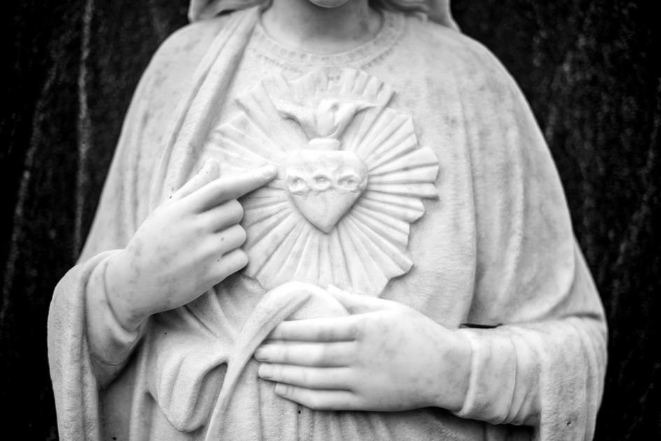 Imagem de uma estátua mostrando Jesus cristo apontando para o seu próprio coração. Provérbios semanais