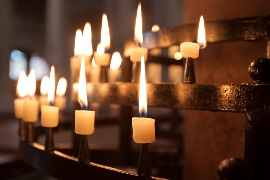 Imagem de velas acesas em cima de um altar. Provérbios semanais