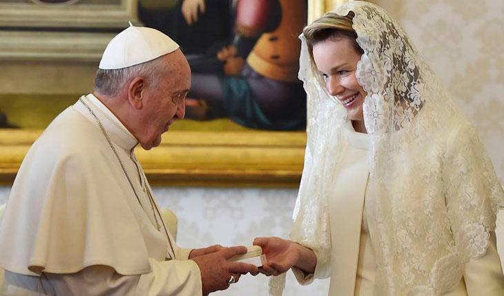 Rainha consorte Mathilde e o Papa em cumprimento