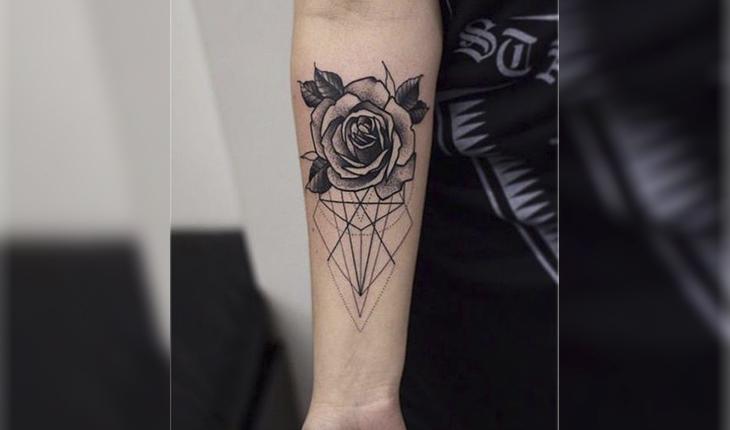 tatuagem de uma rosa com detalhes geométricos na parte inferior