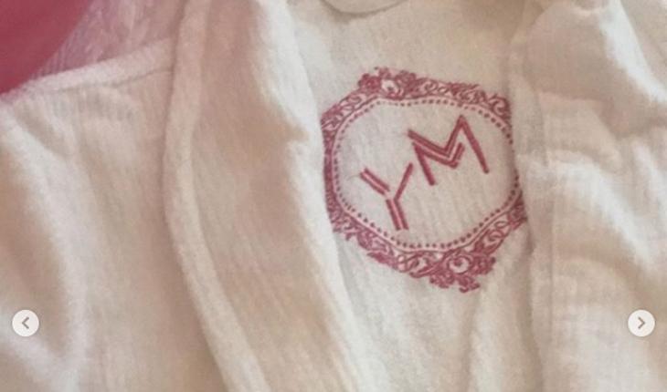 Roupão de banho bordado com as letras Y e M