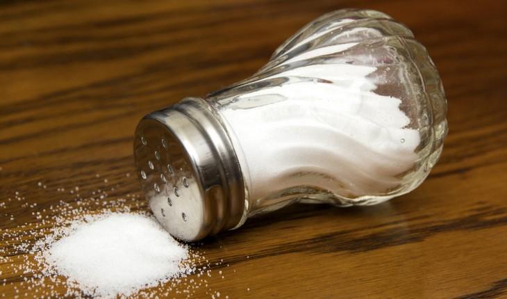 Pote de sal sobre a mesa