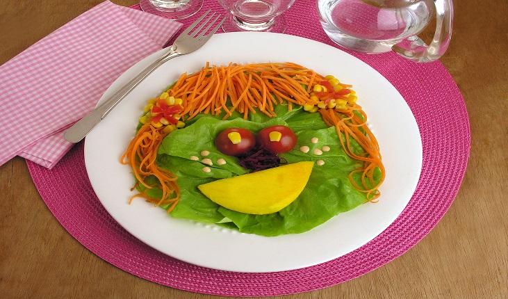 As saladas para crianças devem ser coloridas e saudáveis.
