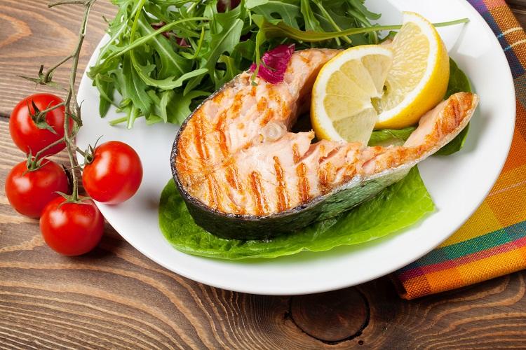 Unir fibras, vitaminas e proteínas pode deixar sua alimentação muito saudável. Por isso, combine saladas e proteínas para ter mais saúde