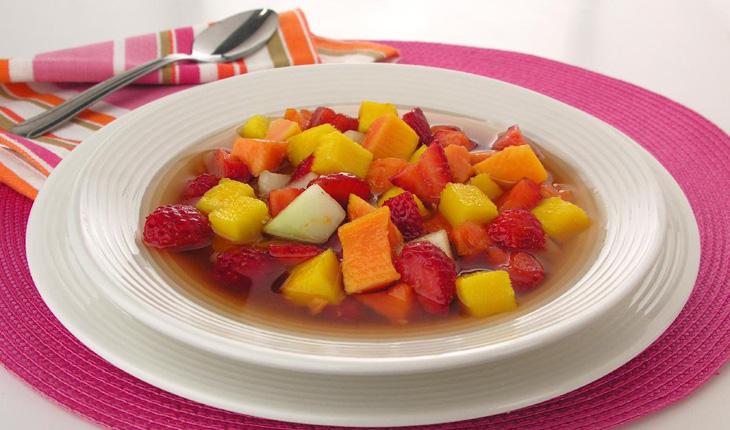 sopa fria de frutas vermelhas servida em um prato fundo branco