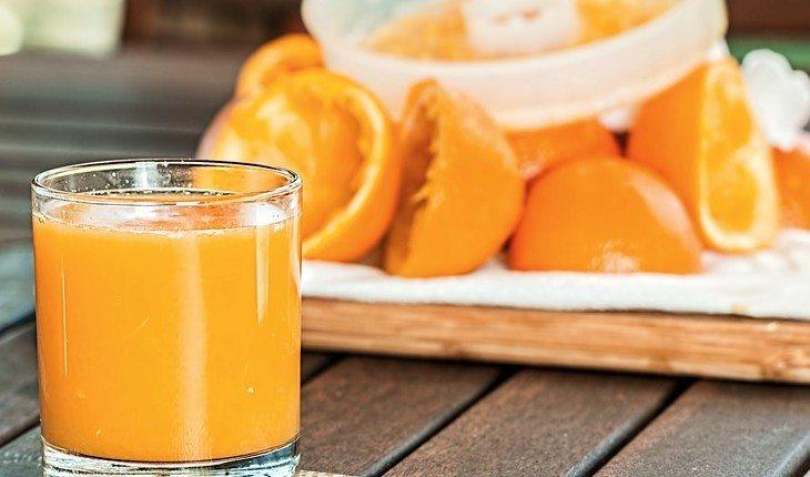 Suco de laranja no copo