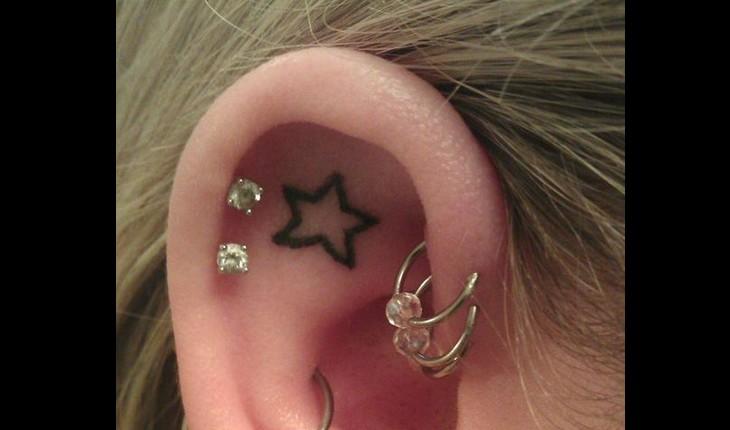 Tatuagem preta na orelha