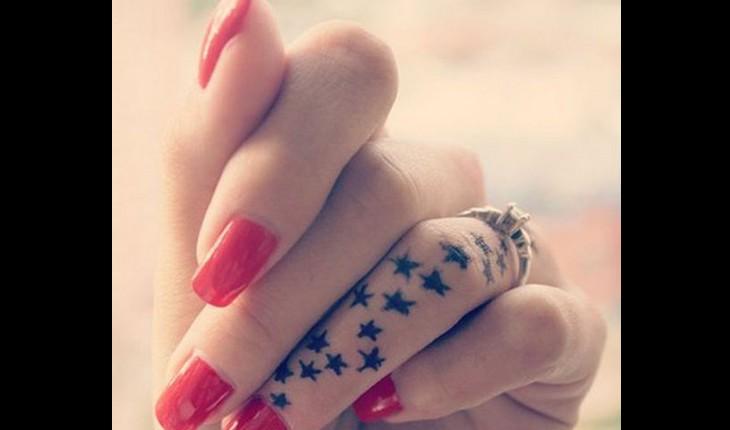 Tatuagem com pequenas estrelas no dedo