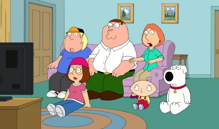 Família Griffin sentada na sala assistindo TV