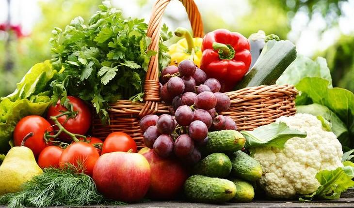 Alimentos saudáveis em cesta
