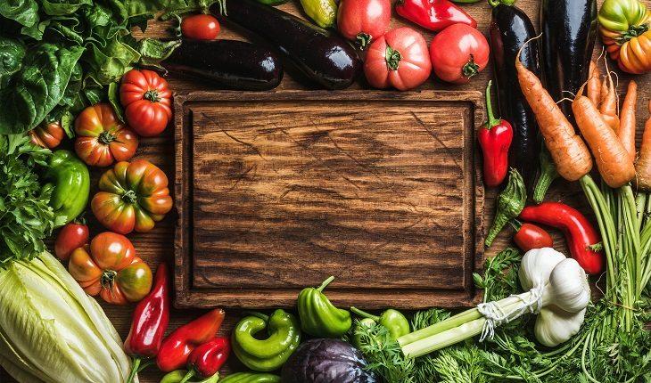 A foto mostra verduras e legumes, alimentos necessários para envelhecer com saúde