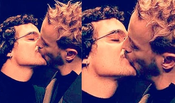Guilherme Weber beijando Wagner Moura