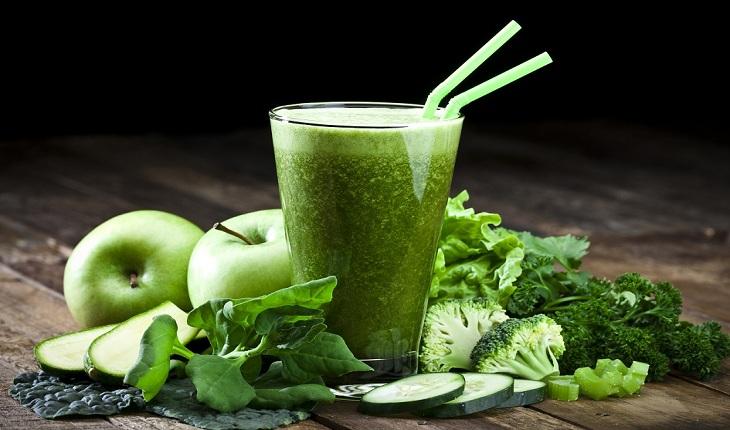 Copo de suco verde, maçã, legumes e verduras