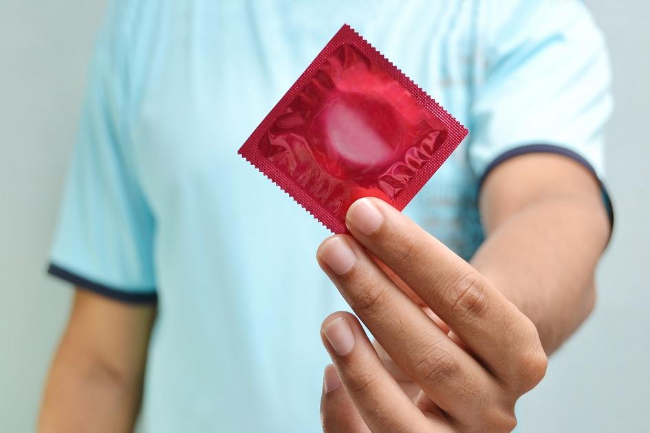 Na maioria das vezes, o vírus é adquirido em relações sexuais, já que tende a se concentrar em maiores quantidades no sêmen e no líquido vaginal. 