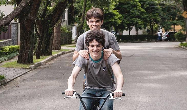 Casal homoafetivo andando de bicicleta juntos em filme brasileiro romântico