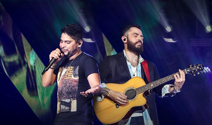Jorge e Mateus cantam e tocam violão em show